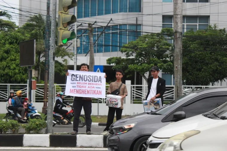 Komunitas Baik Berisik Padang menggelar aksi damai di Bundaran Masjid Raya Syekh Ahmad Khatib Al-Minangkabawi untuk memperingati dua tahun peristiwa Thufan Al-Aqsa. (Foto: Ist)