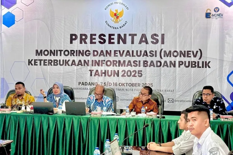 Ketua Monev Komisi Informasi Sumbar, Mona Sisca, bersama Komisioner Musfi Yendra, Idham Fadhli, dan H.M Nurnas memimpin sesi presentasi Monitoring dan Evaluasi (Monev) Keterbukaan Informasi Publik di Kantor KI Sumbar, Selasa (7/10/2025). (Foto: Ist)