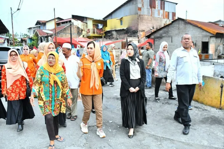 Ketua TP-PKK Kota Padang, Ny. dr. Dian Puspita Fadly Amran, bersama Ketua DWP Kota Padang, Ny. Vanny Andree Algamar, menyerahkan bantuan kepada korban kebakaran di Kelurahan Pasar Gadang, Kamis (16/10/2025). (Foto: ist)