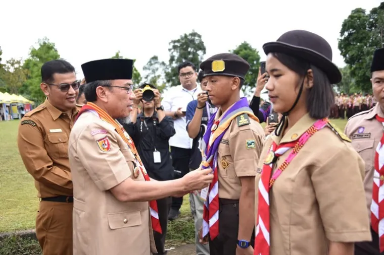 Wakil Wali Kota Padang, Maigus Nasir, membuka secara resmi kegiatan Kepramukaan Festival Swarnadwipa Tahunan Universitas Andalas (Fiesta Unand) ke-39 di Bumi Perkemahan Pramuka Unand, Selasa (7/10/2025). (Foto: Ist)
