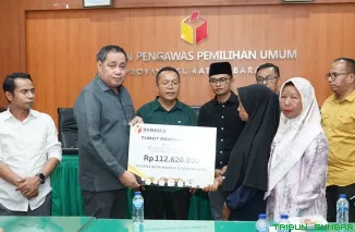 Anggota Bawaslu RI Herwyn JH Malonda menyerahkan bantuan dana kerohiman sebesar Rp112.620.000 kepada ahli waris almarhum Rudi Yanto, staf Sekretariat Bawaslu Dharmasraya, di Kantor Bawaslu Provinsi Sumatera Barat, Senin (6/10/2025). (Foto: Ist)
