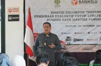 Anggota Bawaslu RI Herwyn JH Malonda menyerahkan Pohon Integritas kepada perwakilan peserta sebagai simbol komitmen profesionalitas pengawas pemilu, dalam kegiatan DKT Pembinaan Evaluatif Strategi Pengembangan SDM Pengawas Pemilu di Padang, Senin (6/10/20
