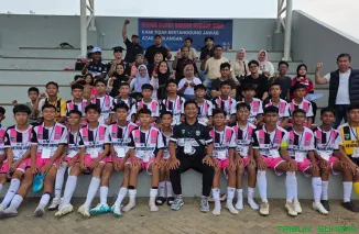 Pemain BBC Batangkapas merayakan kemenangan 1-0 atas Putra Cimahi FC di laga perdana Piala Menpora U15 di Stadion Gemilang, Tangerang, Kamis (16/10/2025). (Foto: Ist)