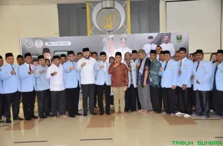 Wali Kota Padang Fadly Amran bersama Ketua Umum BKPRMI Sumbar Maisar Setiawan Munaf dan Ketua DPP BKPRMI Nanang Mubarak usai pelantikan pengurus di Masjid Raya Syekh Ahmad Khatib Al Minangkabawi, Sabtu (4/10/2025). (Foto: Ist)