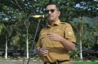 Bupati Solok Selatan H. Khairunas memberikan arahan tegas kepada seluruh Kepala OPD agar turun langsung ke lapangan untuk mengawasi pelaksanaan pekerjaan fisik, saat Apel Gabungan ASN di Halaman Kantor Bupati, Senin (6/10/2025). (Foto: Ist)