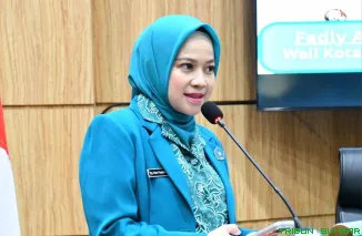 Ketua TP-PKK Kota Padang Ny. Dian Puspita Fadly Amran bersama dua Ketua TP-PKK Kecamatan yang baru dilantik di Balai Kota Aie Pacah, Jumat (31/10/2025). (Foto: Ist)