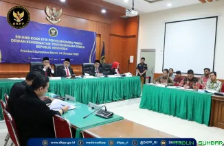 DKPP memeriksa Ketua KPU Tanah Datar, Dicky Andrika, dalam sidang dugaan pelanggaran kode etik terkait rangkap jabatan sebagai panitia seleksi Baznas Kabupaten Tanah Datar di Kantor Bawaslu Sumbar, Jumat (24/10/2025). (Foto: Ist)