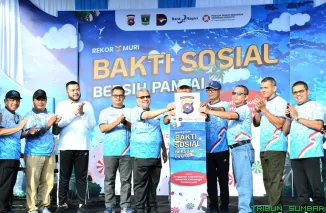 Wali Kota Padang, Fadly Amran, bersama Kapolda Sumbar Irjen Pol Gatot Tri Suryanta dan jajaran Forkopimda, mengikuti aksi bersih pantai di kawasan Pantai Cimpago Padang dalam rangka Gerakan Nasional Peduli Lingkungan, Minggu (26/10/2025). (Foto: Ist)