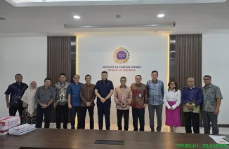 Wali Kota Padang, Fadly Amran, berdiskusi dengan Sekjen Kementerian Luar Negeri RI, Denny Abdi, di Kantor Kemenlu Jakarta. (Foto: Ist)
