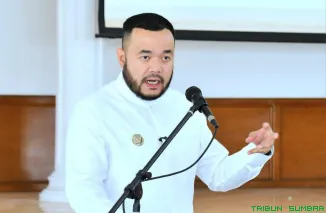 Wali Kota Padang Fadly Amran memberikan pengarahan kepada 64 petugas penjaga perlintasan sebidang dalam kegiatan pembekalan yang digelar Balai Teknik Perkeretaapian Kelas II Padang di Palanta Rumah Dinas Wali Kota, Jumat (31/1/2025). (Foto: Ist)