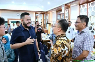 Wali Kota Padang Fadly Amran bersama Rektor Tianjin Foreign Studies University (TFSU) Mr. Li Yingying dan Konjen Tiongkok di Medan Mr. Huang He saat pertemuan kerja sama pendidikan di Rumah Makan Lamun Ombak Padang, Rabu (22/10/2025). (Foto: Ist)