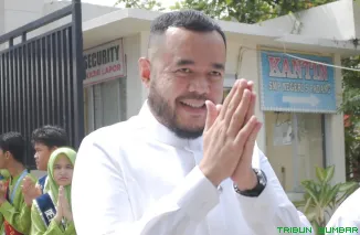 Wali Kota Padang Fadly Amran menyerahkan satu set alat band kepada perwakilan siswa SMPN di Kota Padang, didampingi Kadisdikbud Yopi Krislova. (Foto: Ist)