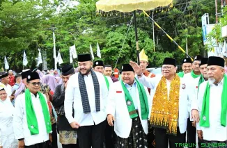 Wali Kota Padang, Fadly Amran, bersama Ketua Umum PP Perti, M. Syarfi Hutauruk, dan Ketua Umum PP Perwati, Ny. Asdirwati, menghadiri pelantikan pengurus Perti dan Perwati Sumatera Barat masa bakti 2025--2030 di Gedung Bagindo Aziz Chan Youth Center, Sabtu