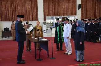 Wali Kota Padang, Fadly Amran, bersama jajaran pimpinan Pemko Padang melantik 122 pejabat administrator dan pengawas di Ruang Bagindo Aziz Chan, Balai Kota Aie Pacah, Senin (20/10/2025). (Foto: Ist)