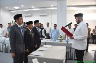 Wali Kota Padang Fadly Amran melantik tiga Dewan Pengawas Perumda Air Minum Kota Padang masa jabatan 2023--2027 di Gedung Putih Rumah Dinas Wali Kota, Kamis (31/10/2025). (Foto: Ist)