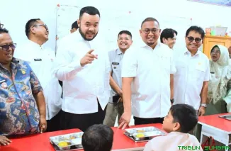 Wali Kota Padang Fadly Amran bersama Wakil Ketua Komisi VI DPR RI Andre Rosiade meninjau langsung pelaksanaan program MBG di SDN 5 dan SDN 13 Surau Gadang, Kecamatan Nanggalo, Jumat (10/10/2025). (Foto: Ist)