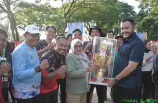 Wali Kota Padang Fadly Amran menutup Turnamen Bola Voli SMPN 28 Padang Cup IX 2025 dan menyerahkan piala kepada para juara di halaman sekolah, Sabtu (25/10/2025). (Foto: Ist)