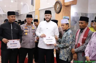 Wali Kota Padang, Fadly Amran, menyerahkan dana operasional triwulan III tahun 2025 kepada RT, RW, guru TPA, imam masjid, dan kader posyandu di Masjid Raya Balai Gadang, Kecamatan Koto Tangah. (Foto: Ist)