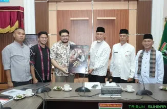 Gubernur Sumatera Barat Mahyeldi Ansharullah menerima tim Smaradana Pro, pembuat film "Nia, Gadis Minang Penjual Gorengan", di ruang rapat Istana Gubernur Sumbar, Jumat (24/10/2025). (Foto: Ist)