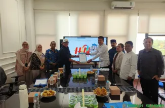 Plt. Kepala Diskominfo Banten Arif Agus Rakhman menyerahkan surat kesediaan tuan rumah HPN 2026 dari Gubernur Andra Soni kepada Sekjen PWI Pusat Zulmansyah Sakedang di Serang, Jumat (17/10/2025). (Foto: Ist)