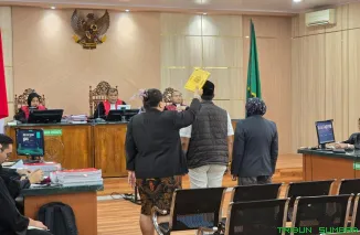 Bupati Siak Afni Zulkifli saat memberikan kesaksian di sidang kasus konflik lahan PT Seraya Sumber Lestari (SSL) di Pengadilan Negeri Pekanbaru, Kamis (15/10/2025). (Foto: Ist)