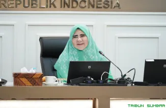 Anggota DPR RI Fraksi PKS, Hj. Nevi Zuairina, bersama Bupati Agam dan jajaran OPD saat membahas percepatan pembangunan daerah di Lubuk Basung. (Foto: Ist)