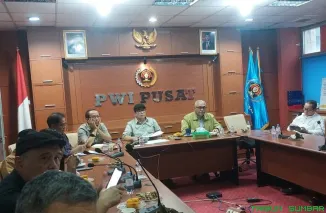 Ketua Umum PWI Pusat, Akhmad Munir, memimpin rapat koordinasi awal persiapan Hari Pers Nasional (HPN) 2026 di Kantor PWI Pusat, Jakarta, Jumat (24/10/2025). (Foto: Ist)
