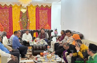 Senator Irman Gusman saat ramah tamah di Rumah Dinas Bupati Agam, Kamis (23/10/2025). (Foto: Ist)