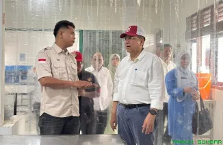 Irman Gusman kunjungi SPPG di Jalan Rasuna Said, Siguhung, Kecamatan Lubuk Basung, Kabupaten Agam, Jumat (24/10/2025). (Foto: Ist)