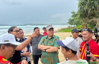 Anggota DPD RI Irman Gusman didampingi Bupati Rinto Wardana Samaloisa kunjungi salah satu resort di Bosua, Sipora Selatan, Kamis (16/10/2025). (Foto: Ist)