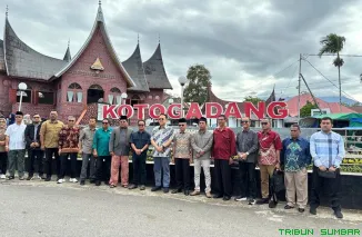 Anggota DPD RI asal Sumbar, Irman Gusman, saat mengunjungi Balai Adat Koto Gadang, Kabupaten Agam, untuk mendorong kemandirian nagari dan pengembangan potensi wisata serta ekonomi kreatif, Sabtu (25/10/2025). (Foto:: Ist)