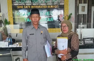 Ketua BPRN Gurun, Irwan Dt Paduko Boso, menunjukkan dokumen pemanfaatan dana desa yang akan diserahkan ke Kejaksaan Tanah Datar. (Foto: Ist)