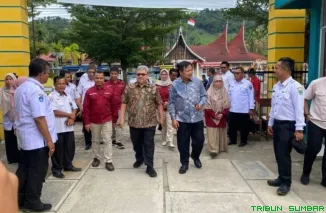 Ketua DPRD Sumbar Muhidi bersama Kadisdik Sumbar Habibul Fuadi meninjau pelaksanaan LDK OSIS di SMKN 1 Painan, Pesisir Selatan. (Foto: Ist)