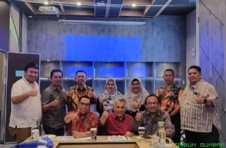 Ketua KOPUS H. Basril Djabar bersama jajaran pengurus dan pengawas saat Forum Pembahasan Perubahan AD/ART Koperasi Pembangunan Usaha Sumatera Barat di Hotel Ibis Style Simatupang, Jakarta, Sabtu (12/10/2025). (Foto: Ist)