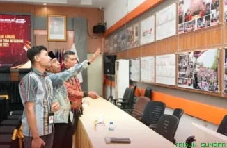 Ketua KPU Sumbar, Surya Efitrimen, menjelaskan inovasi layanan publik berbasis digital kepada tim Kemenpan RB dalam Survei Lapangan Zona Integritas di Kantor KPU Sumatera Barat, Jumat (24/10/2025). (Foto: Ist)