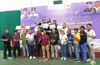 Para juara Kejuaraan Tenis Komunitas Piala Kapolda Sumbar 2025 berfoto bersama Ketua PELTI Sumbar Prof. Syahrial Baktiar dan panitia seusai laga final di Lapangan Tenis UNP Padang, Minggu (5/10/2025) malam. (Foto: Ist)