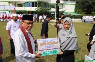 Wakil Wali Kota Padang Maigus Nasir menghadiri apel peringatan Hari Santri Nasional Tahun 2025 di Pondok Pesantren Perguruan Ar-Risalah, Koto Tangah, Padang, Rabu (22/10/2025). (Foto: Ist)