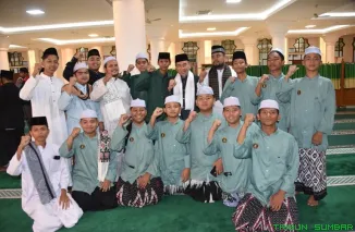 Wakil Wali Kota Padang, Maigus Nasir, menghadiri kegiatan Padang Bersholawat dalam rangka Peringatan Hari Santri Nasional Tingkat Kota Padang di Masjid Agung Nurul Iman, Rabu malam (22/10/2025). (Foto: Ist)