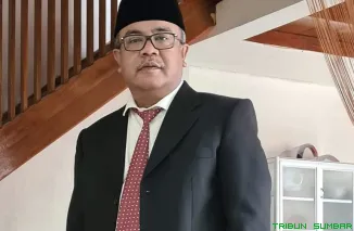 Wakil Ketua PW Muhammadiyah Sumbar, Yosmeri, memberikan keterangan terkait kasus keracunan program Makanan Bergizi Gratis (MBG) di Padang, Jumat (3/10/2025). (Foto: ist)