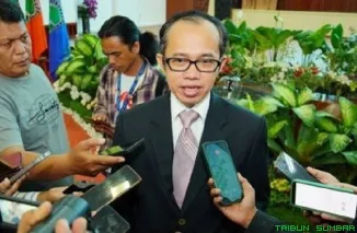 Rektor Universitas Andalas, Efa Yonnedi, Ph.D., menyerukan semangat persatuan dan kolaborasi kepada seluruh alumni menjelang Kongres VII IKA Unand yang akan digelar pada 29 November 2025 di Padang. (Foto: Ist)