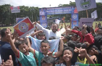 Wali Kota Padang Fadly Amran membuka secara resmi Festival Sepak Bola Piala Wali Kota Padang KU 10 dan 12 Seri I di Lapangan Imam Bonjol Padang, Minggu (26/10/2025). (Foto: Ist)