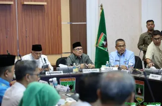 Ketua DPRD Sumbar, Muhidi, menegaskan pentingnya target tahunan yang terukur untuk menekan praktik illegal mining dan illegal fishing di Sumatera Barat dalam FGD Forkopimda di Istana Gubernur Sumbar. (Foto: Ist)