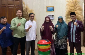 Anggota DPR RI Fraksi PKS, Hj. Nevi Zuairina, berbincang dengan pengurus DPTD PKS dari tujuh kabupaten/kota di Dapil Sumbar II dalam agenda konsolidasi dan penguatan struktur partai di Bukittinggi. (Foto: Ist)