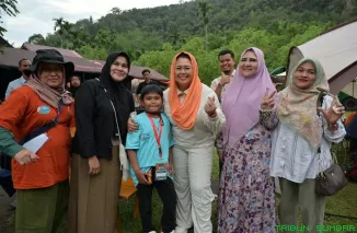 Nevi Zuairina bersama Ketua Umum FPTI Nasional, Yenny Wahid, menghadiri pembukaan Festival Panjat Tebing Harau 2025 di Lembah Harau, Sumatera Barat. (Foto: Ist)