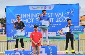 Atlet muda Kota Padang berpose bersama pelatih usai meraih 5 medali dalam ajang Running Festival dan Hot Sprint 2025 di lintasan FIK Universitas Negeri Padang. (Foto: Ist)