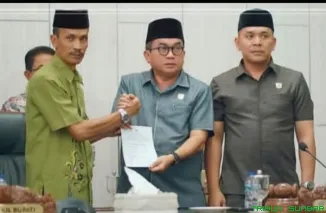 Wakil Bupati Solok Selatan H. Yulian Efi menyampaikan Nota Keuangan RAPBD 2026 dalam Rapat Paripurna DPRD Solok Selatan di Padang Aro, Kamis (30/10/2025). (Foto: Ist)