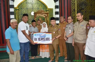 Wakil Wali Kota Padang, Maigus Nasir, menyerahkan bantuan senilai Rp215 juta kepada korban kebakaran di Jalan Pemancungan, Kelurahan Pasar Gadang, Kecamatan Padang Selatan, Selasa (14/10/2025). (Foto: Ist)