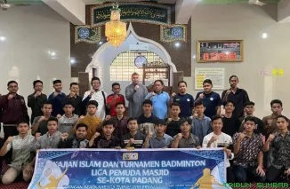 Para peserta dan panitia Liga Pemuda Masjid berfoto bersama usai pembukaan Kajian Islam dan Turnamen Badminton yang digelar Pemuda Masjid Adz Dzikra Fakultas Farmasi UNAND di Padang, Sabtu (4/10/2025). (Foto: Ist)