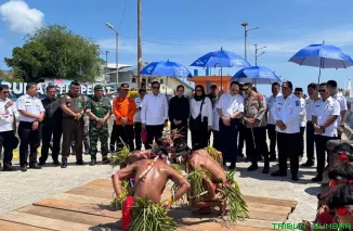 Anggota DPD RI Irman Gusman disambut sangat oleh Bupati Kepulauan Mentawai, Rinto Wardana Samaloisa, Rabu (15/10/2025). (Foto: Ist)