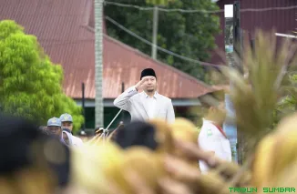Anggota Komisi IV DPR RI Rahmat Saleh menjadi inspektur upacara dan memberikan motivasi kepada siswa tentang pentingnya pendidikan dan akhlak, di SMA Negeri 9 Padang. (Foto: Ist)